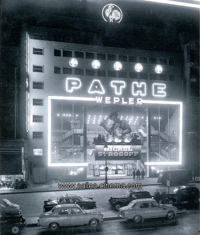 Cinéma Pathé Wepler à Paris: façade du cinéma en 1956.