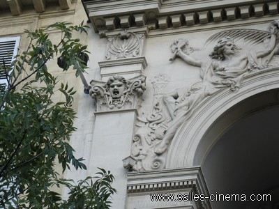 Ancien cinéma Gaumont Gobelins Rodin à Paris: façade et sculptures