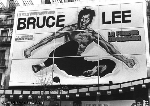 Façade du cinéma Hollywood Boulevard de René Chateau avec l'affiche peinte de Bruce Lee - www.salles-cinema.com